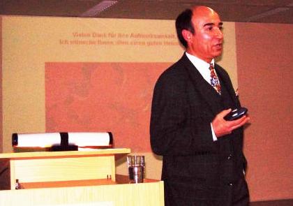 Herr Yasar beim Vortrag &uuml;ber Energieberatung