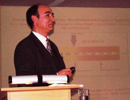Herr Yasar beim Vortrag über Energieberatung