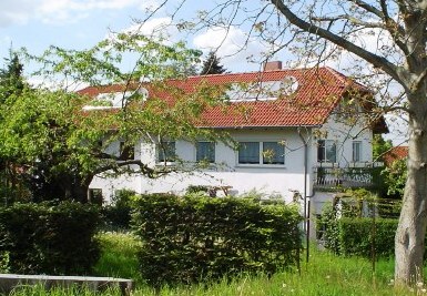 Haus mit Sonnenkollektoren